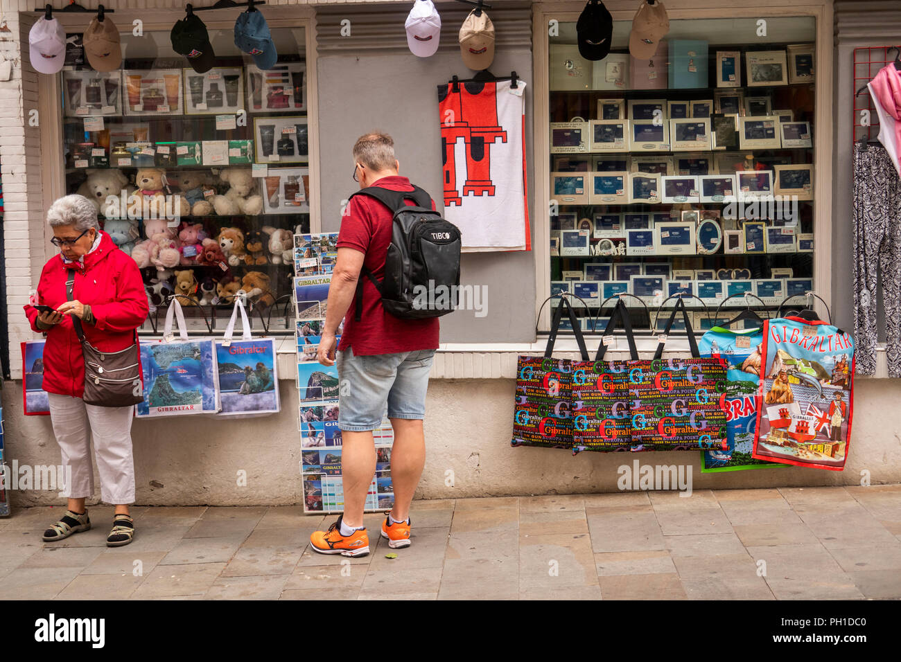 Gibraltar, Main Street, touristische Browsen in Souvenir shop Stockfoto