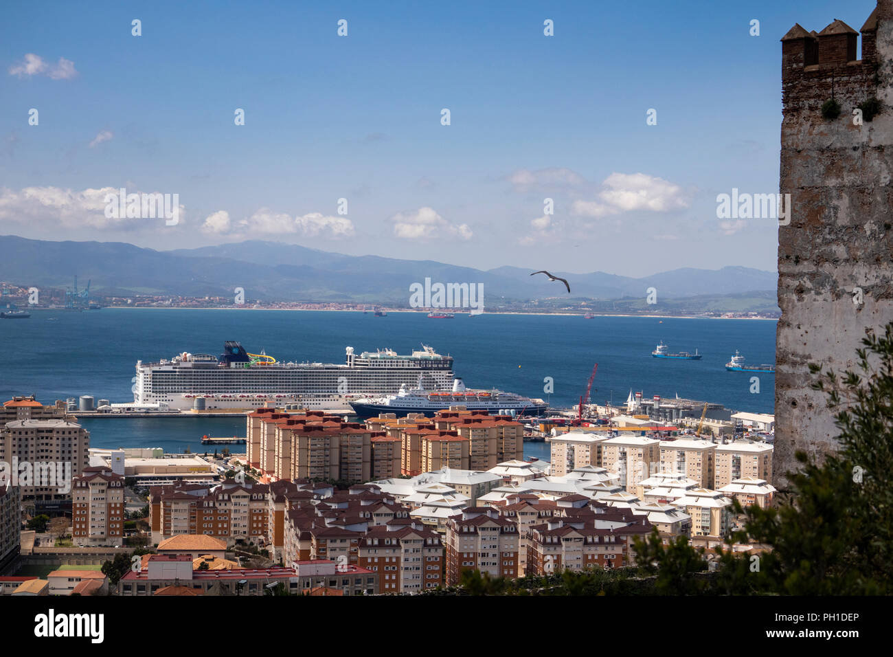 Gibraltar, Obere Stadt, Willis "Road, MV Marco Polo günstig neben 155.000 Tonne Norwegian Epic von der maurischen Burg, Erhöhte Ansicht Stockfoto