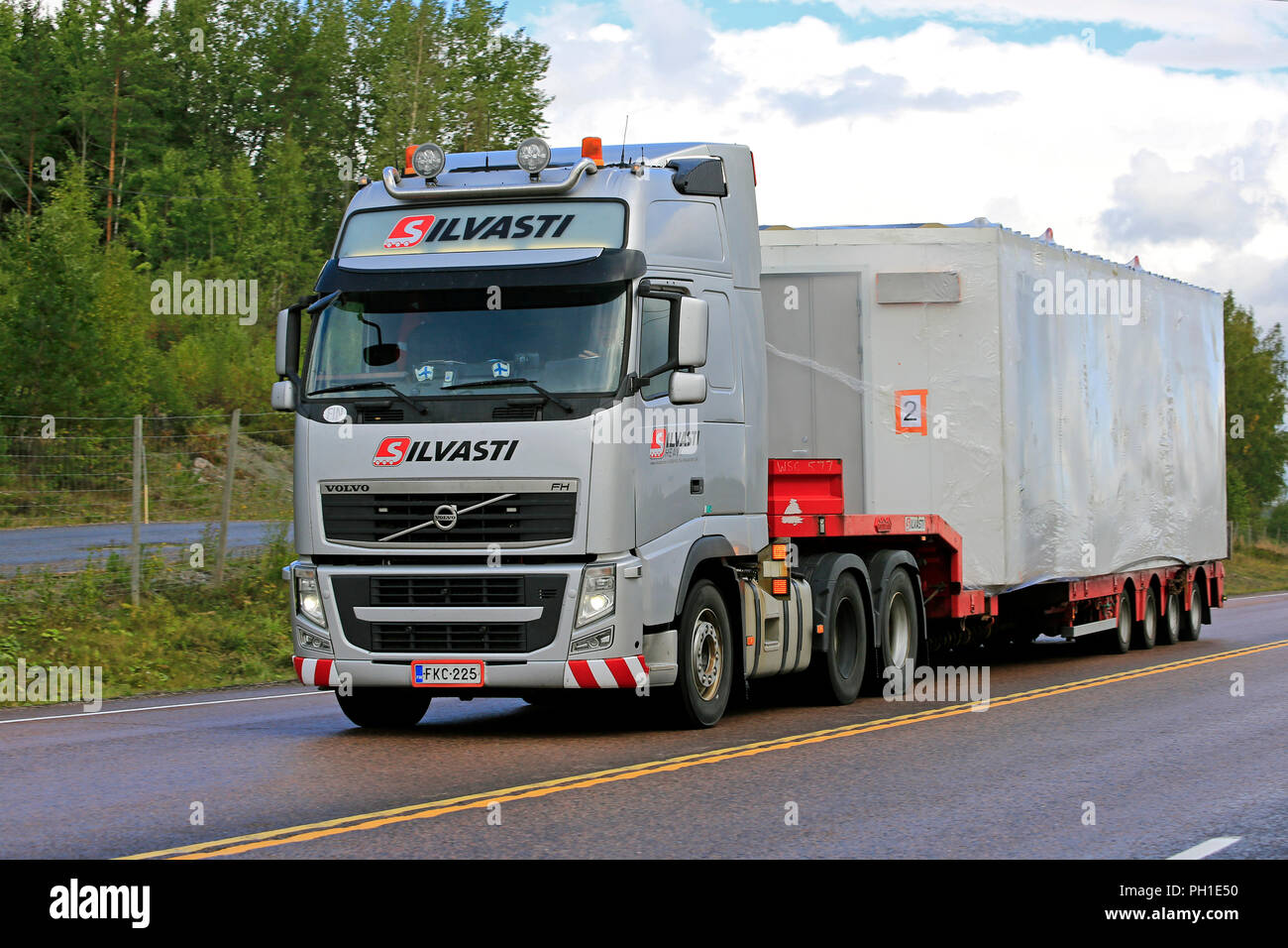 ORIVESI, Finnland - 27. AUGUST 2018: Volvo FH Auflieger von Silvasti Schwertransporte portable Kabine entlang der Autobahn 9 an bewölkten Tag der Spätsommer. Stockfoto