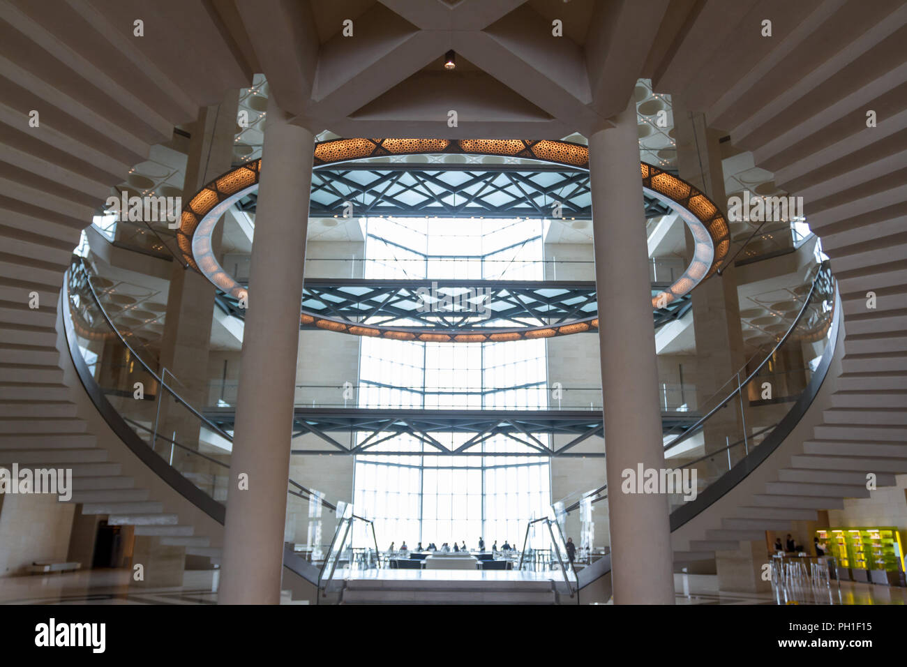 Die große Treppe, Museum für islamische Kunst, Doha, Qatar Stockfoto