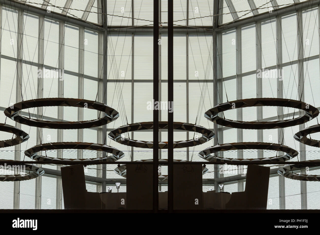 Tisch und Stühle silhouetted Aginst ein riesiges Fenster aus Glas Stockfoto