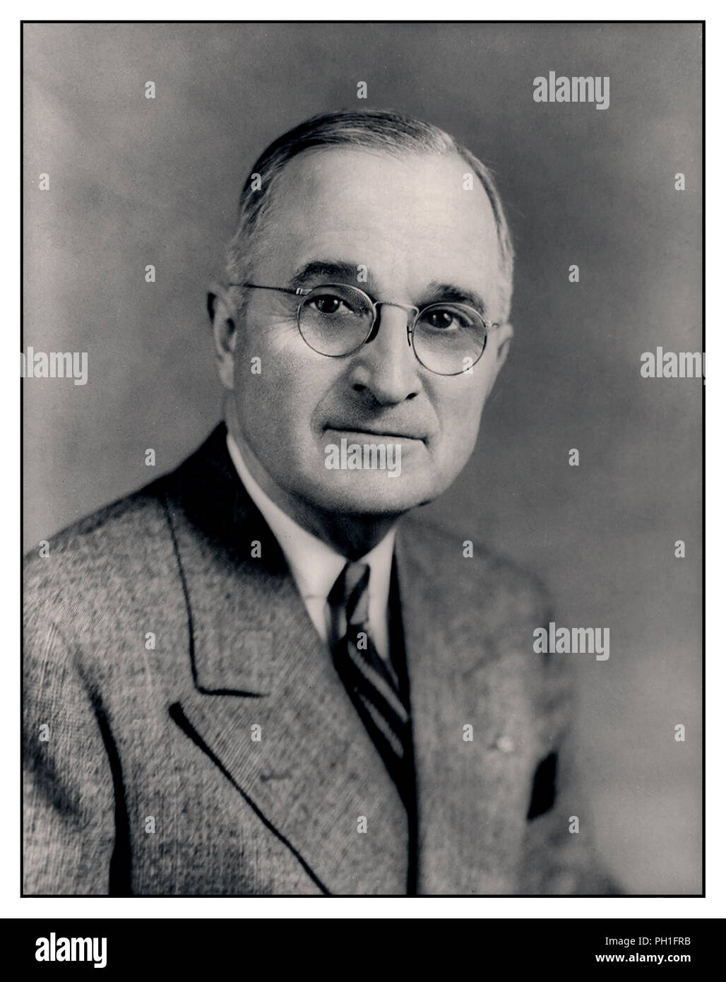 Vintage formale Portrait von Demokrat Harry S. Truman der 33. Präsident der Vereinigten Staaten, der nach dem Tod von Franklin D. Roosevelt. Eine Welt krieg ich Veteran, übernahm er die Präsidentschaft während der letzten Monate des Zweiten Weltkriegs und dem Beginn des Kalten Krieges. Stockfoto