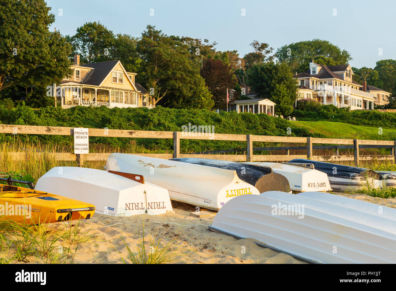 Jollen aufgereiht auf einem privaten Strand in der Nähe von Owen Park Beach in Vineyard Haven (tisbury), Massachusetts auf Martha's Vineyard. Stockfoto