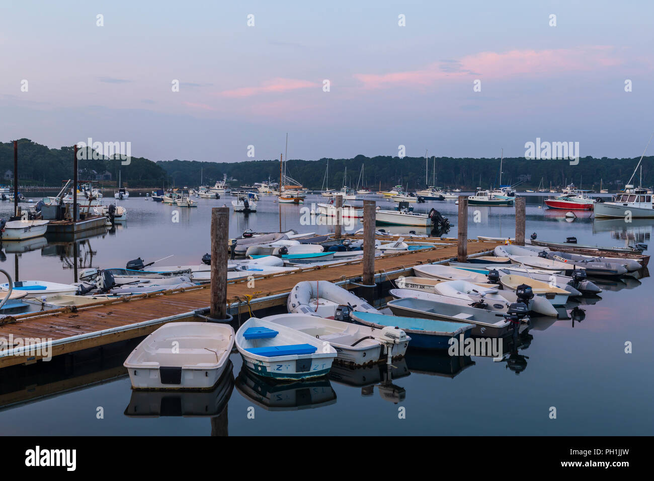 Jollen gebunden oben am See Straße Landung und Boote auf dem See Tashmoo kurz nach Sonnenaufgang im Tisbury, Massachusetts auf Martha's Vineyard. Stockfoto