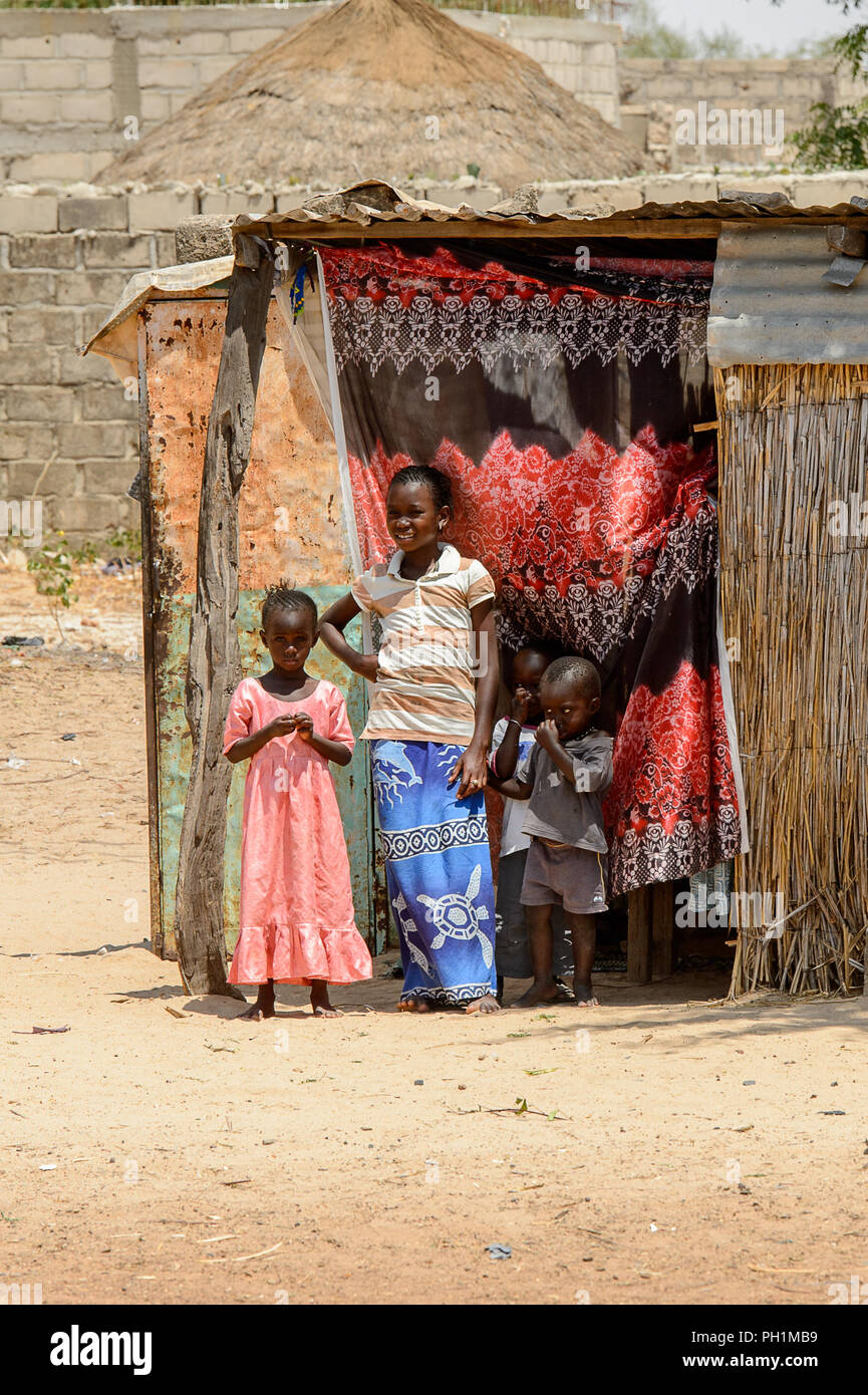 THIES, SENEGAL - 26.April 2017: Unbekannter senegalesischen kleine Jungen und Mädchen stand in der Nähe der Hütte in Thies, der drittgrößten Stadt im Senegal Stockfoto