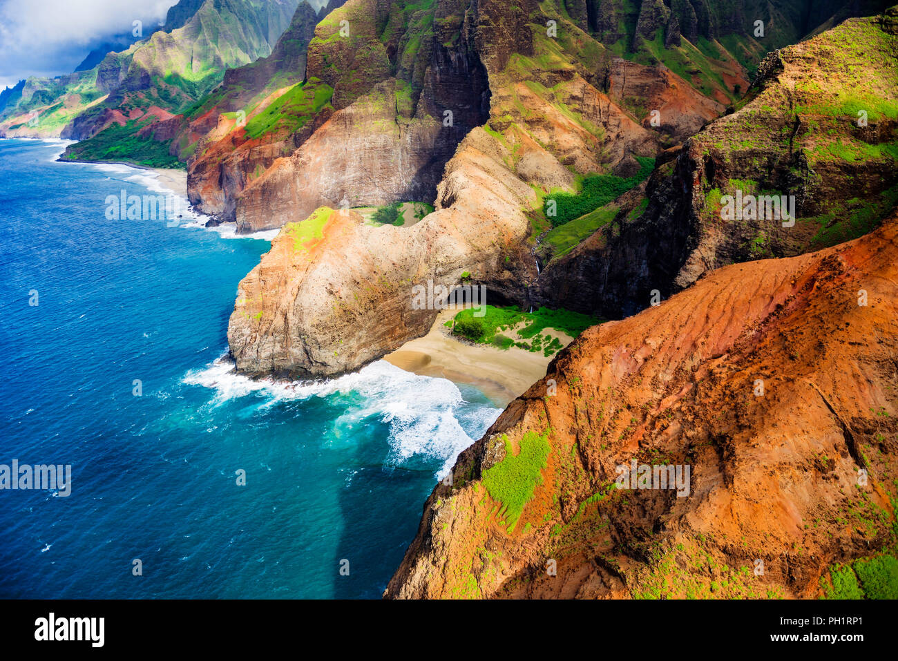 Honopu Arch und Honopu Strand an der Na Pali Küste (Antenne), Napali Coast Wilderness State Park, Kauai, Hawaii USA Stockfoto