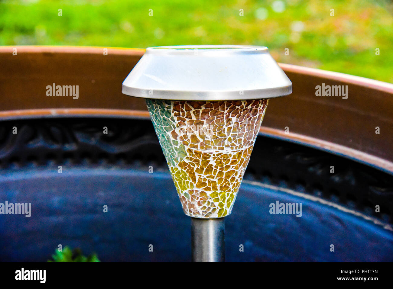 Mehrfarbige strukturierte Glas Solar Lampe in Flower Pot Stockfoto