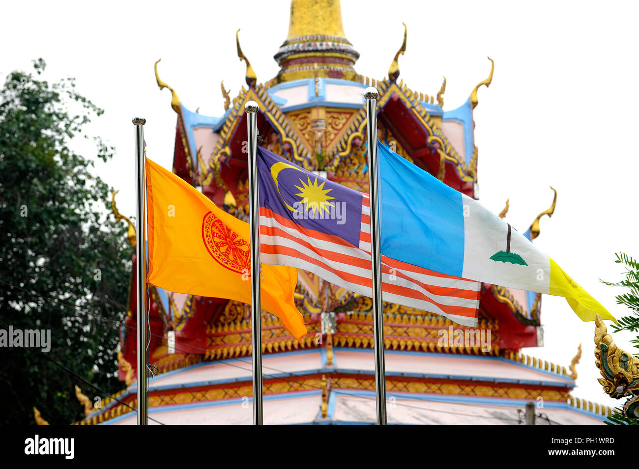 Flaggen vor einem Tempel in Georgetown, Penang, Malaysia, in Südostasien. Stockfoto