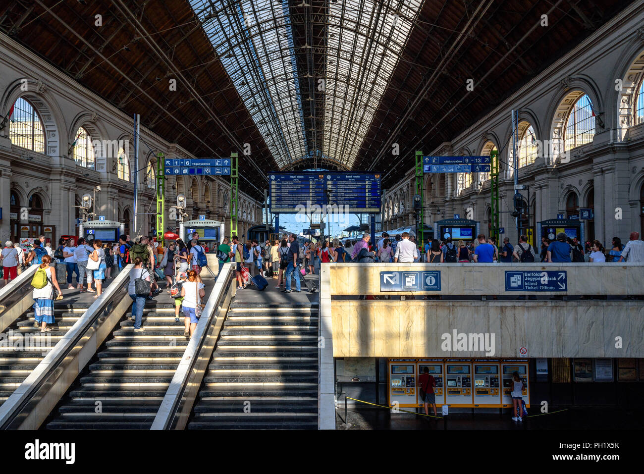 Pendler An Der Keleti Bahnhof In Budapest Stockfotografie Alamy