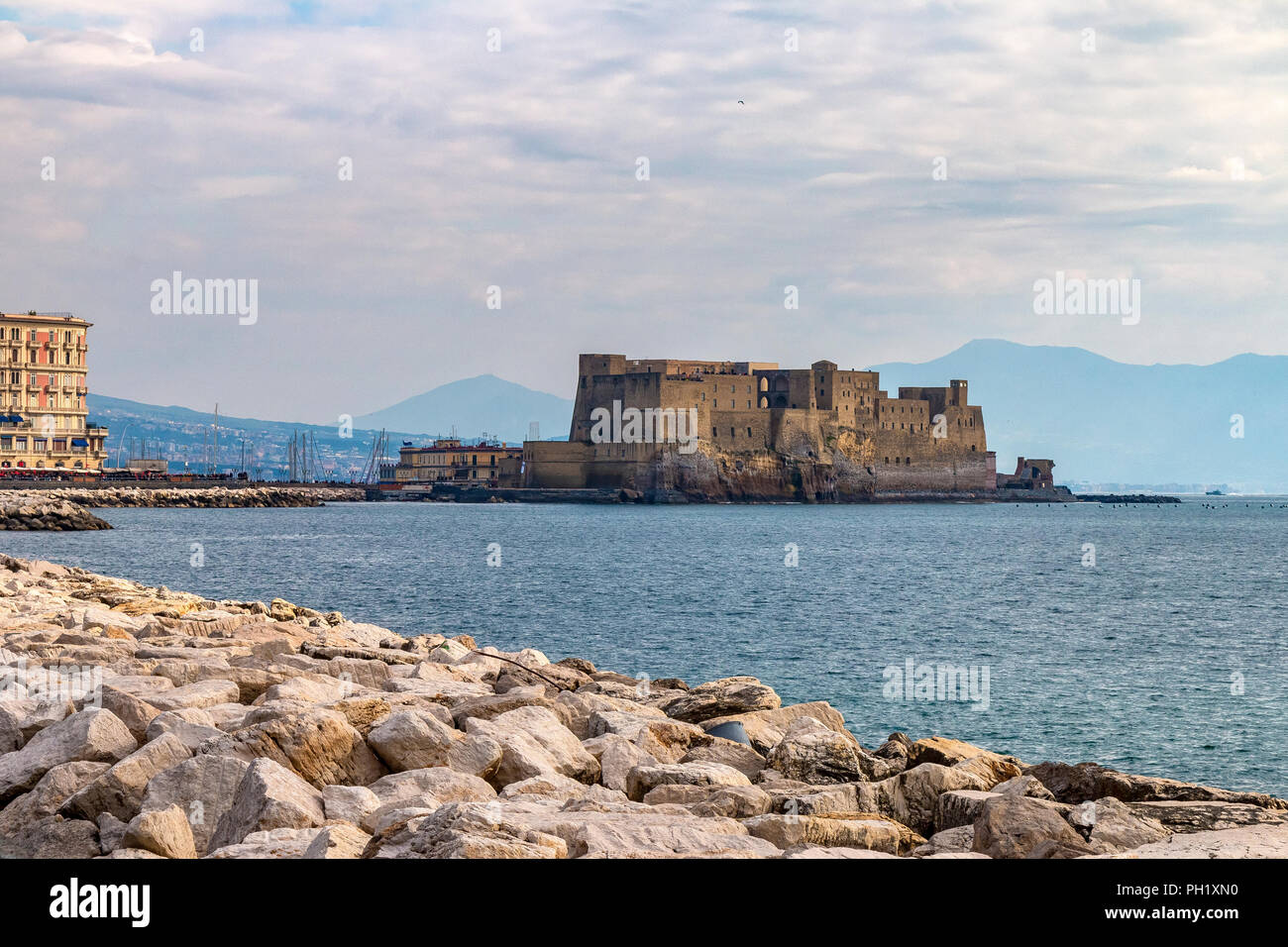 Blick auf den Hafen von Neapel und das Castel dell'Ovo. Stockfoto