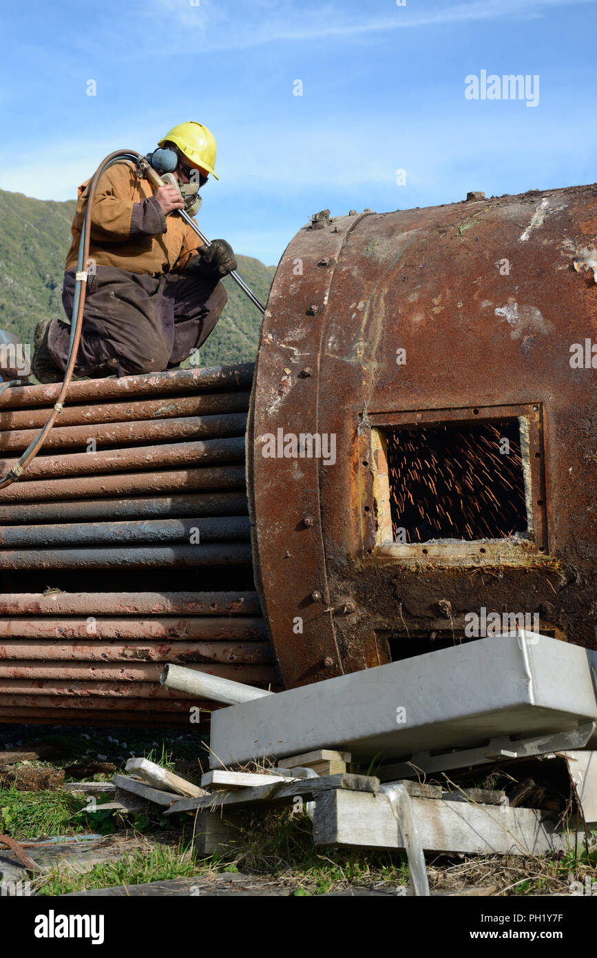 Greymouth, Neuseeland, 14. MAI 2018: Ein Ingenieur Schnitte, eine alte Kessel für Schrott Stockfoto