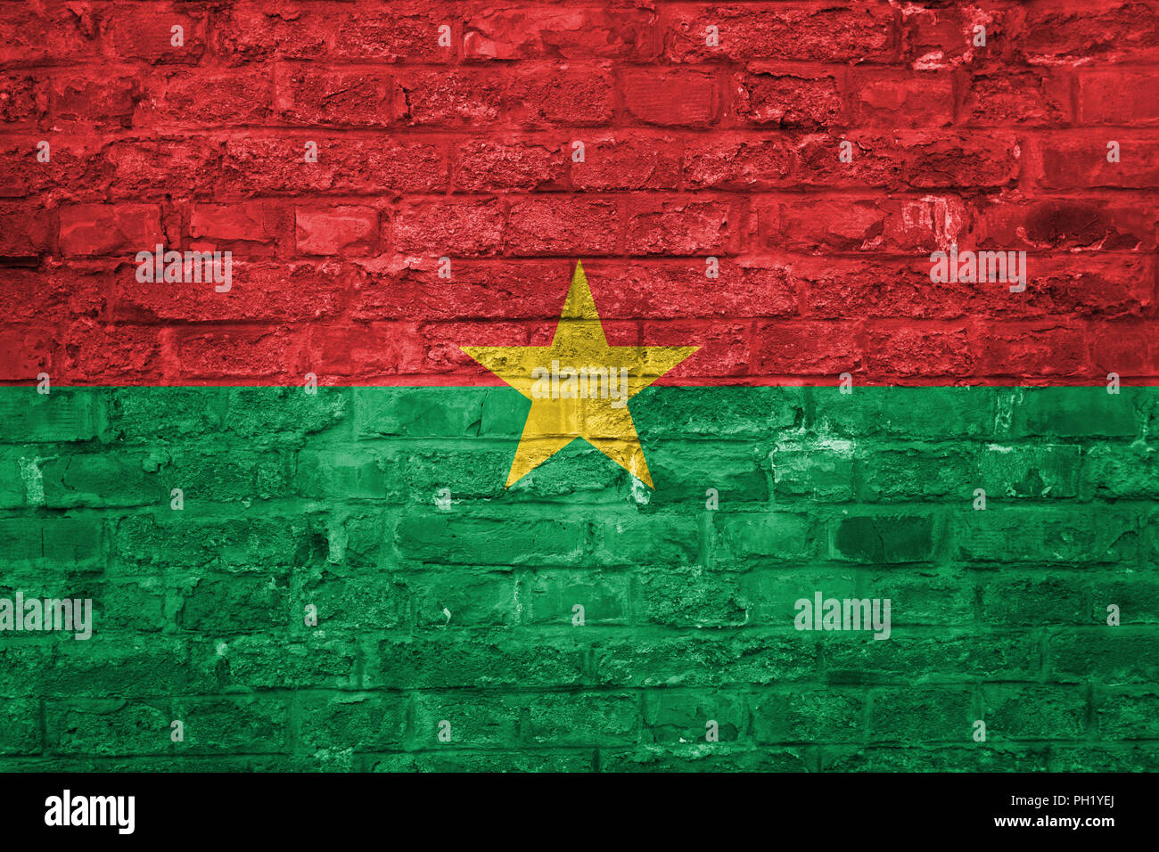 Flagge Burkina Faso über eine alte Mauer Hintergrund, Oberfläche Stockfoto