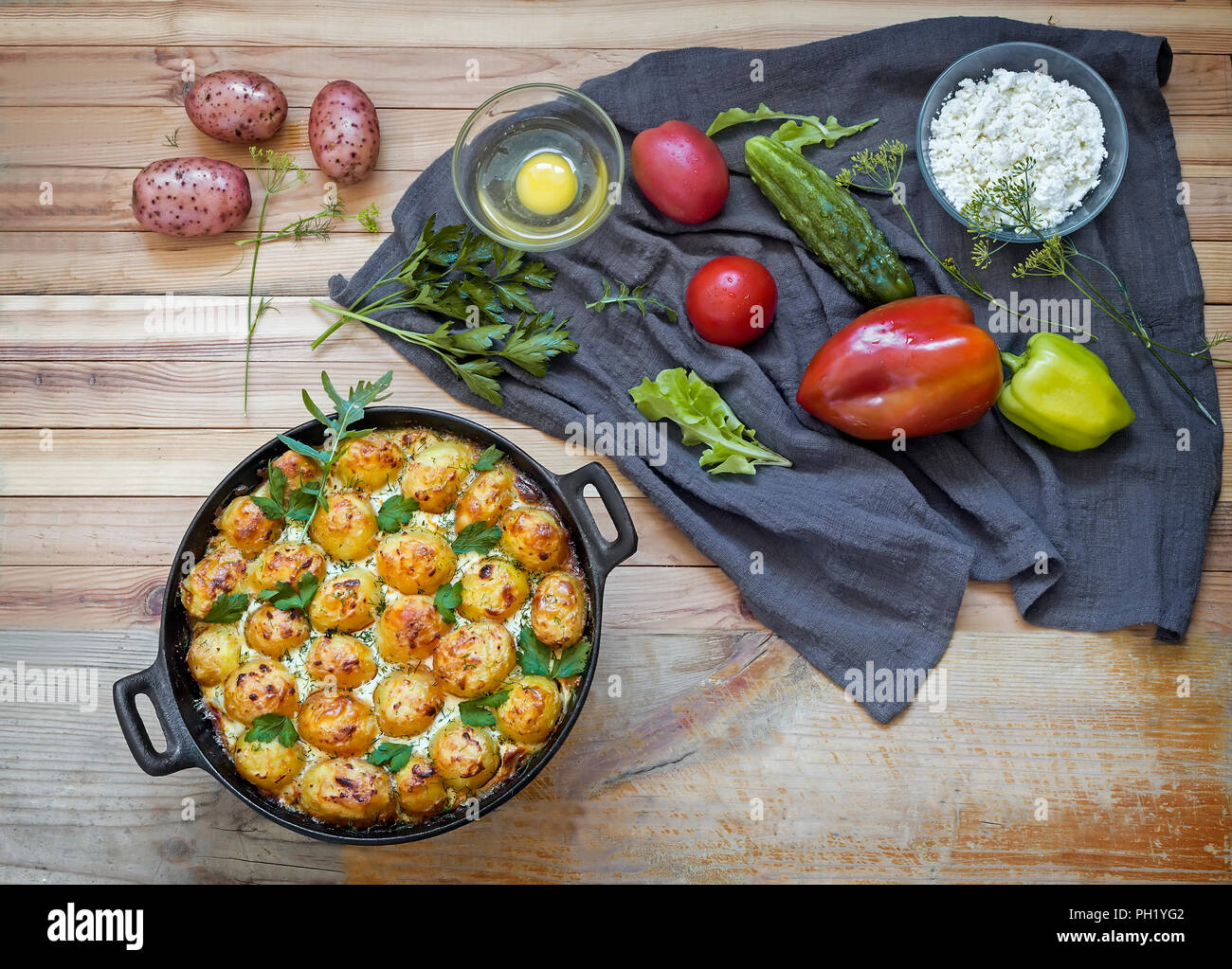 Prinz: Kartoffeln: im Ofen gebacken junge Kartoffeln mit Quark. Essen mit Gemüse. Russische Küche. Stockfoto