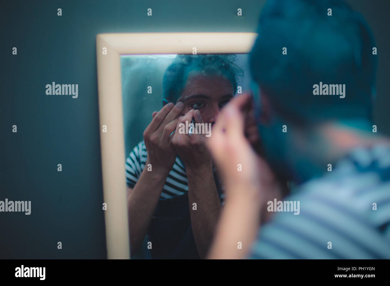 Ziehen Sie den Darsteller in die Backstage Stockfoto