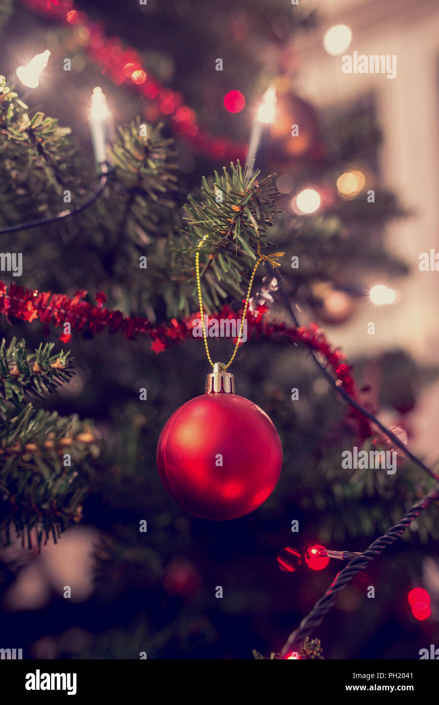 Retro Image Der Weihnachtsbaum Mit Traditionellen Ornamenten Als Lichter,  Rote Kugeln Und Lametta Geschmückt, Close-Up Stockfotografie - Alamy