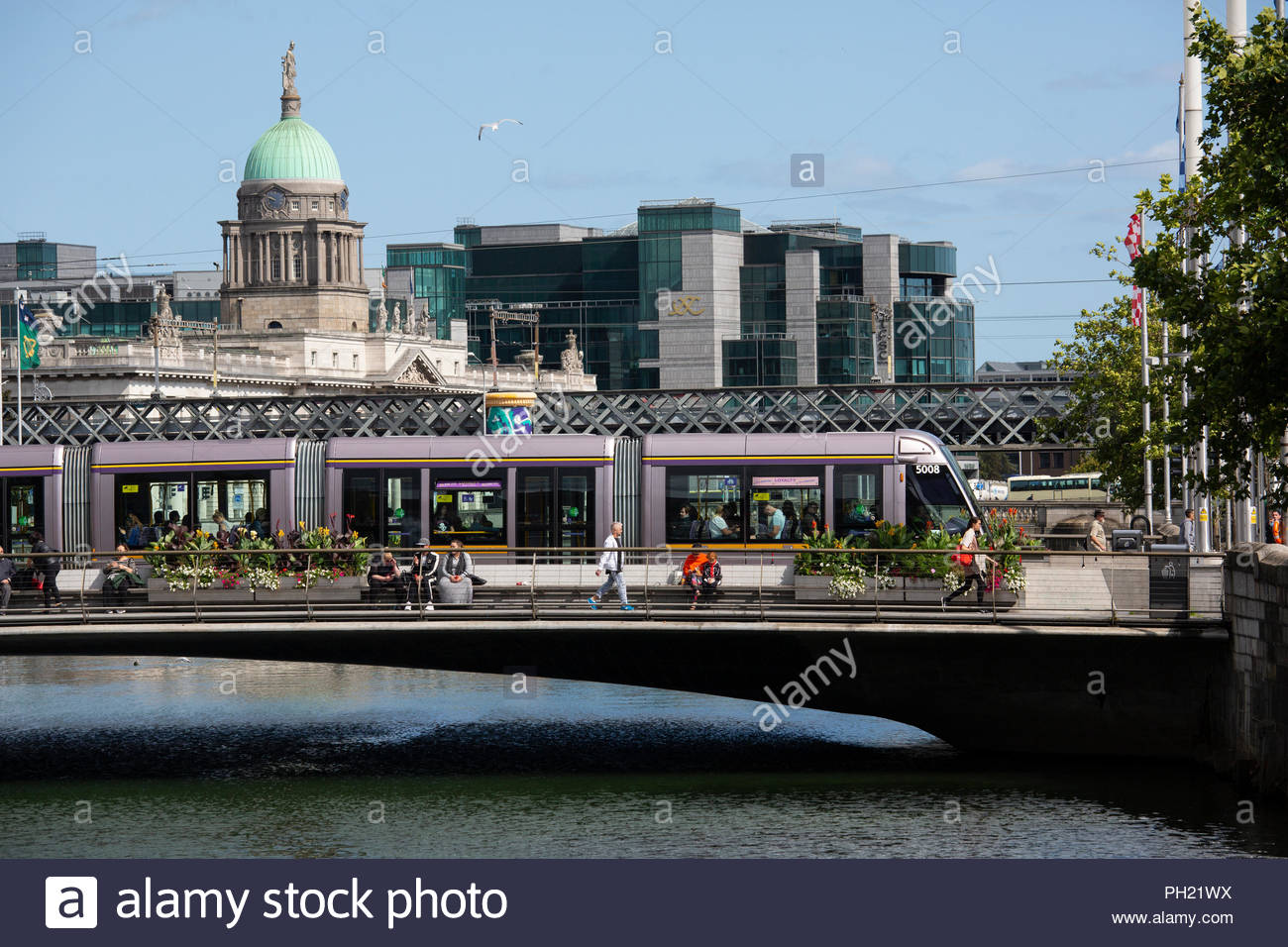 Die Luas Tram über den Fluss Liffey im Zentrum von Dublin, Irland Stockfoto