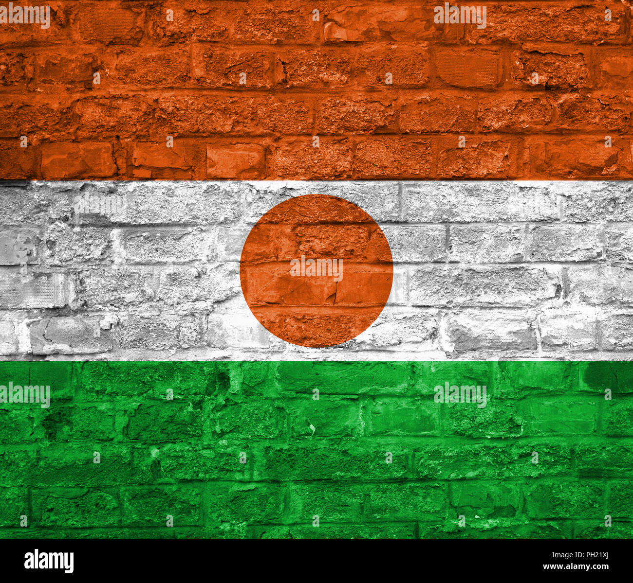 Flagge von Niger über eine alte Mauer Hintergrund, Oberfläche Stockfoto