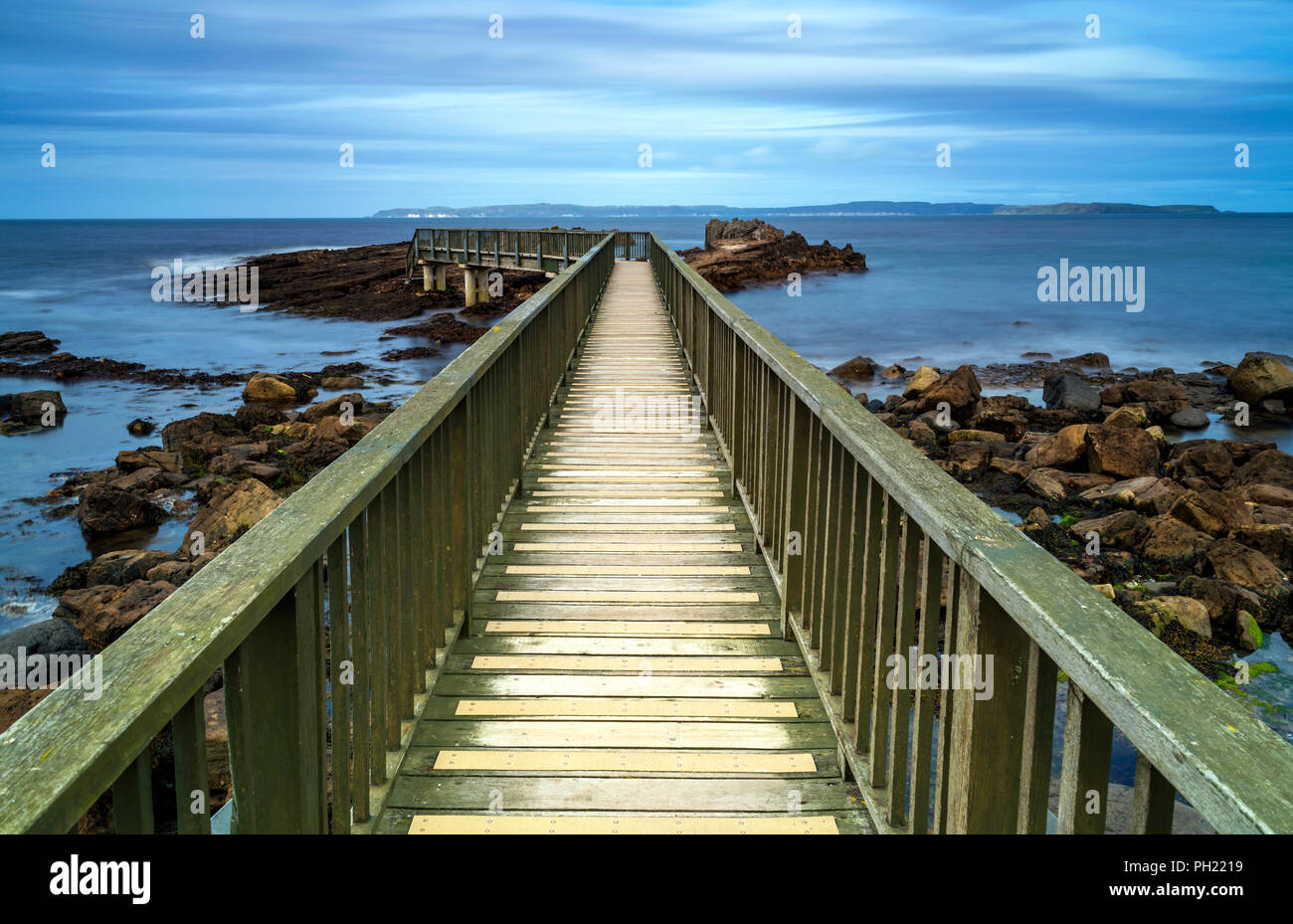 Ein Blick über Pfannen Felsen Jetty, Ballycastle. Stockfoto