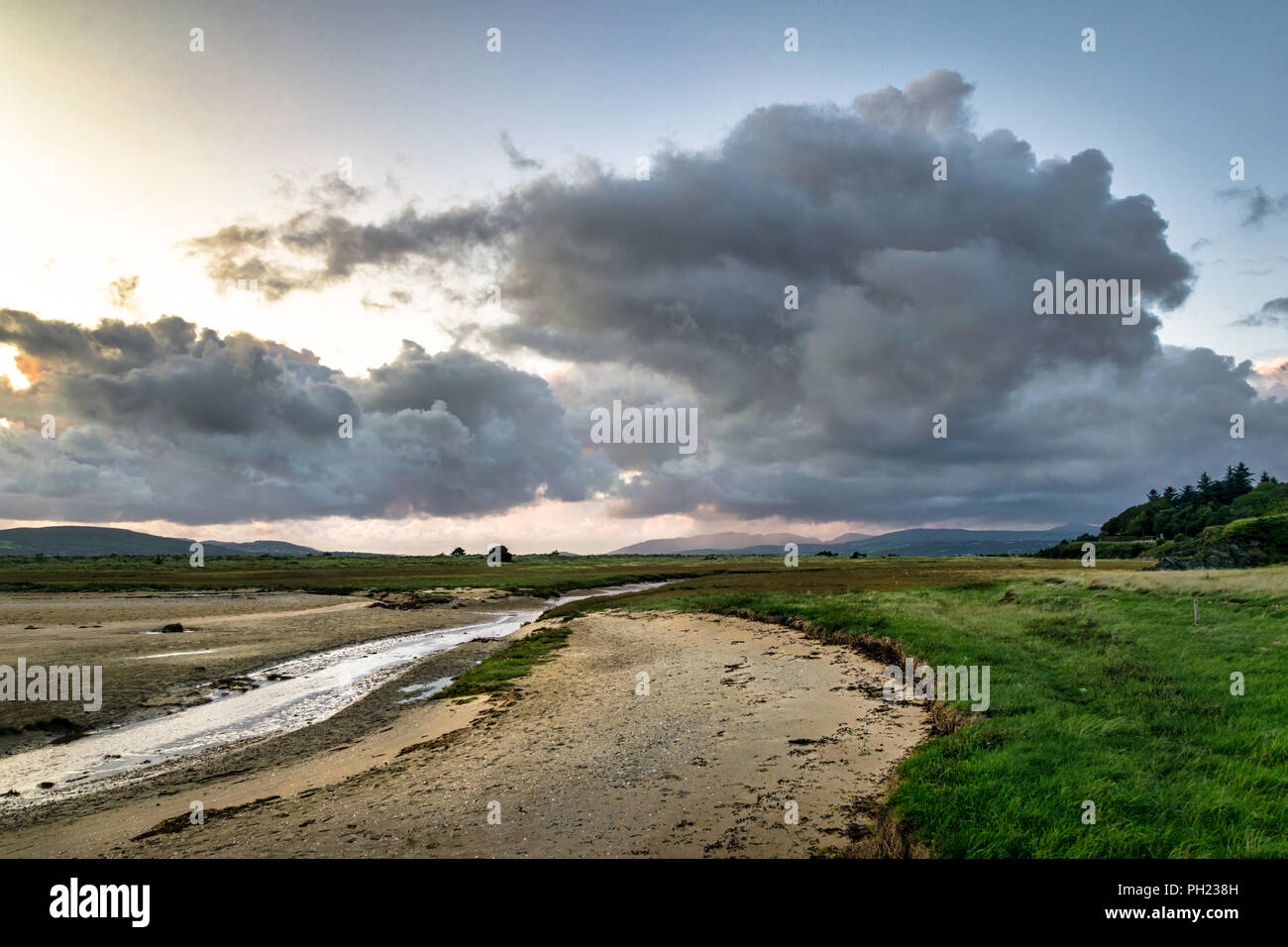 Dies war zu Fahan Strand in Donegal Irland genommen. Die Wolken sehen wie Zuckerwatte in der Dämmerung Farben Stockfoto