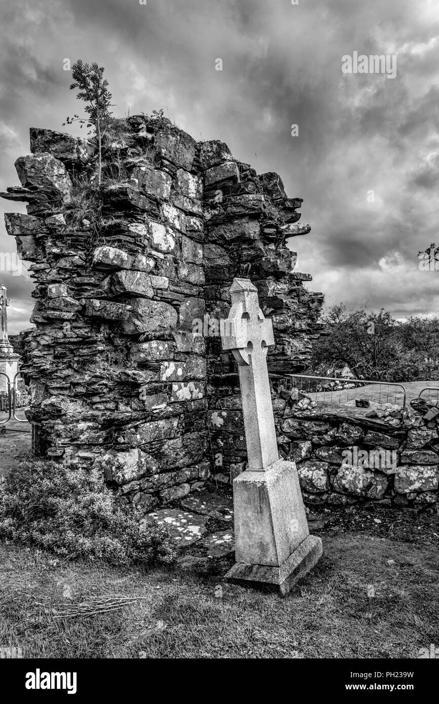 Dies ist eine irische Kreuz Grabstein auf die Ruinen der Abtei Kilmacrenan in Donegal Irland. Stockfoto