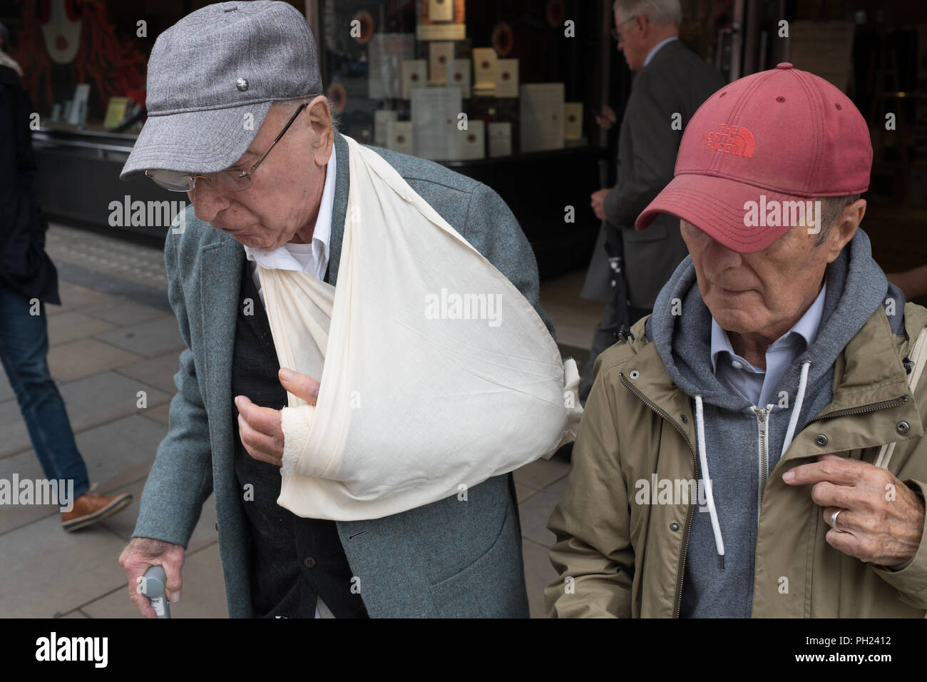 Älterer Mann mit gebrochenen Arm Stockfoto