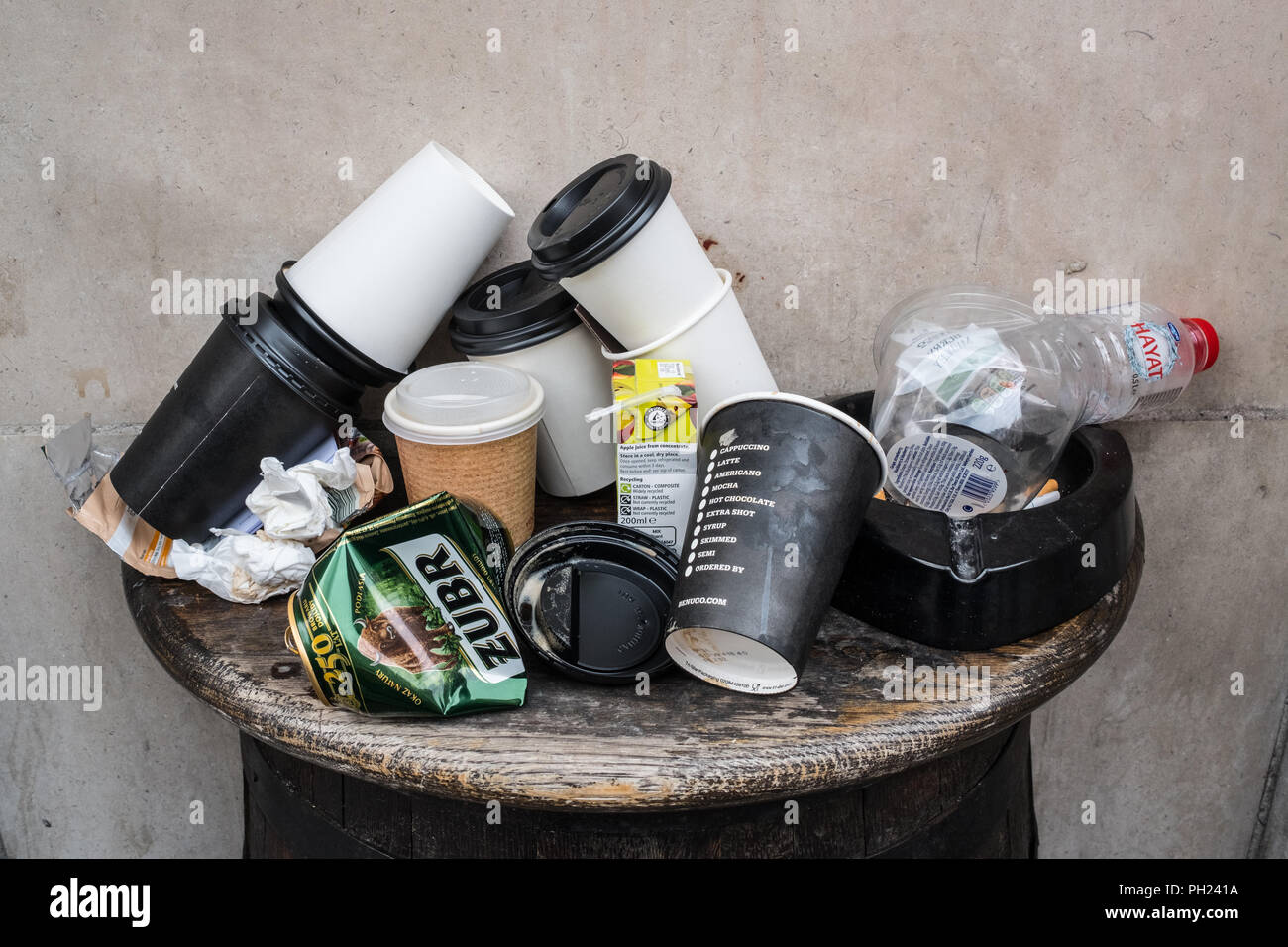 Verworfen. Bier kann und Kaffeetassen in London, Großbritannien Stockfoto