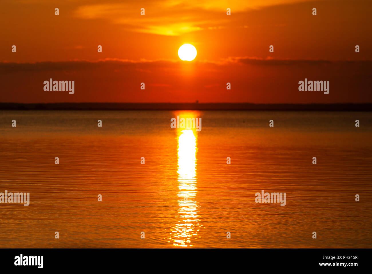 Ein Sommer Sonnenuntergang über dem Wasser von Chincoteague Island, Virginia. Stockfoto