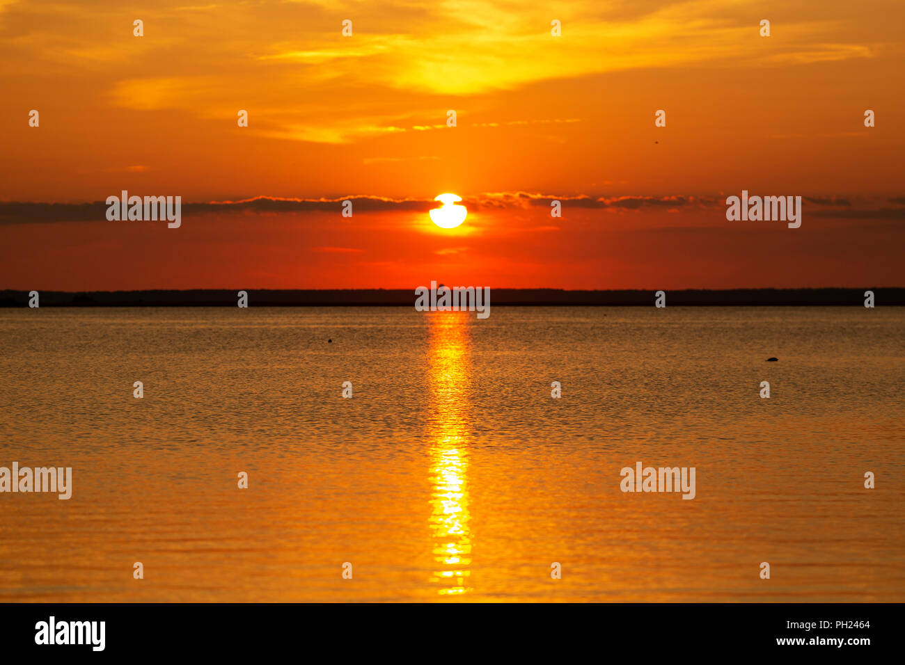 Ein Sommer Sonnenuntergang über dem Wasser von Chincoteague Island, Virginia. Stockfoto