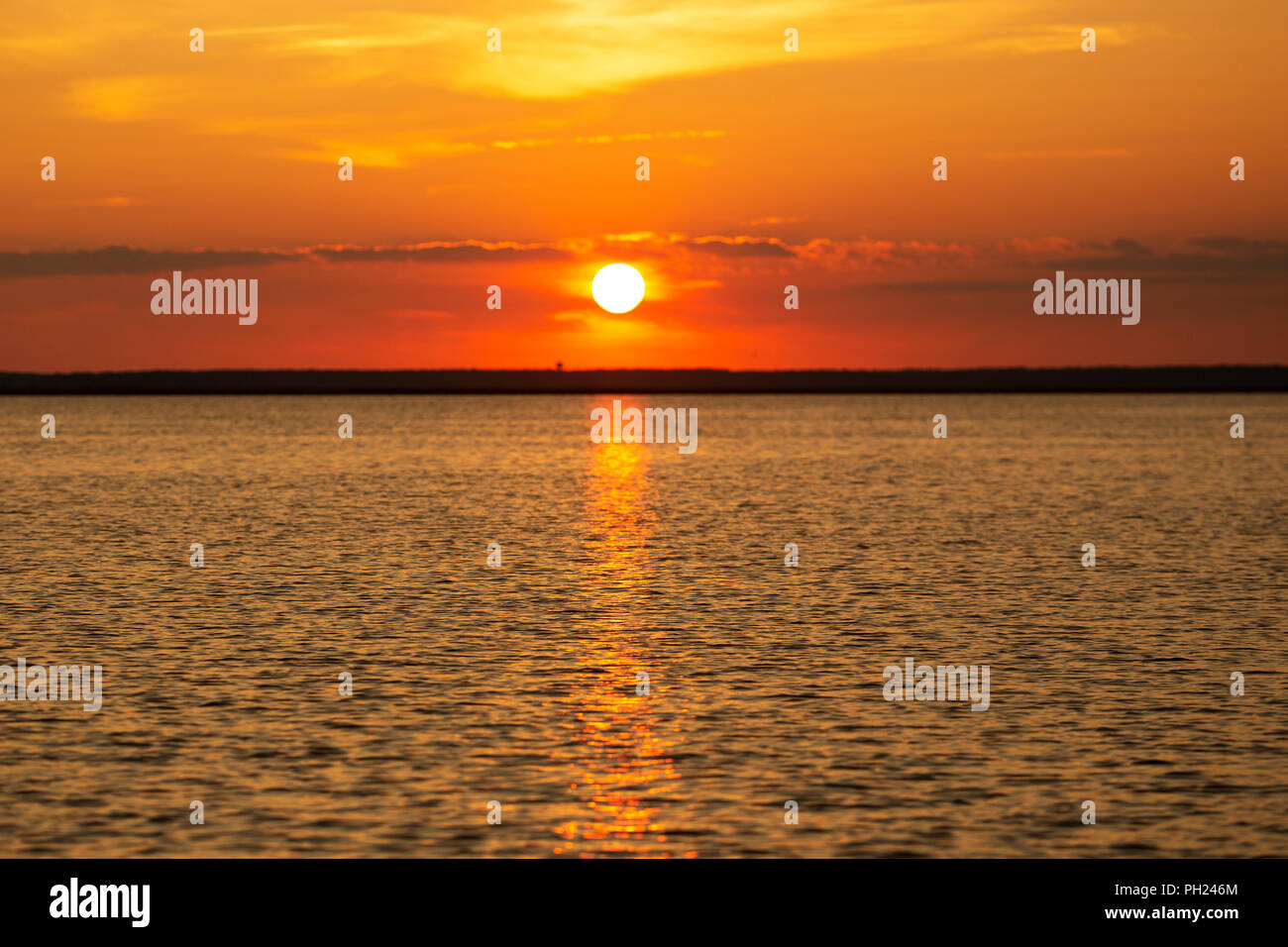 Ein Sommer Sonnenuntergang über dem Wasser von Chincoteague Island, Virginia. Stockfoto