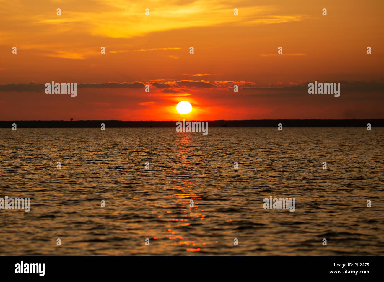 Ein Sommer Sonnenuntergang über dem Wasser von Chincoteague Island, Virginia. Stockfoto