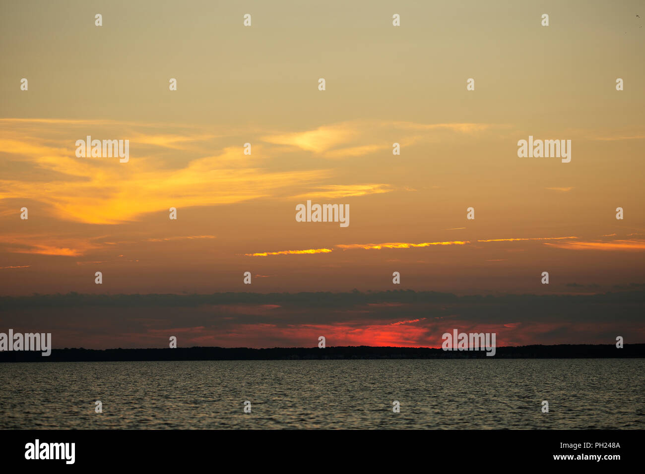 Ein Sommer Sonnenuntergang über dem Wasser von Chincoteague Island, Virginia. Stockfoto