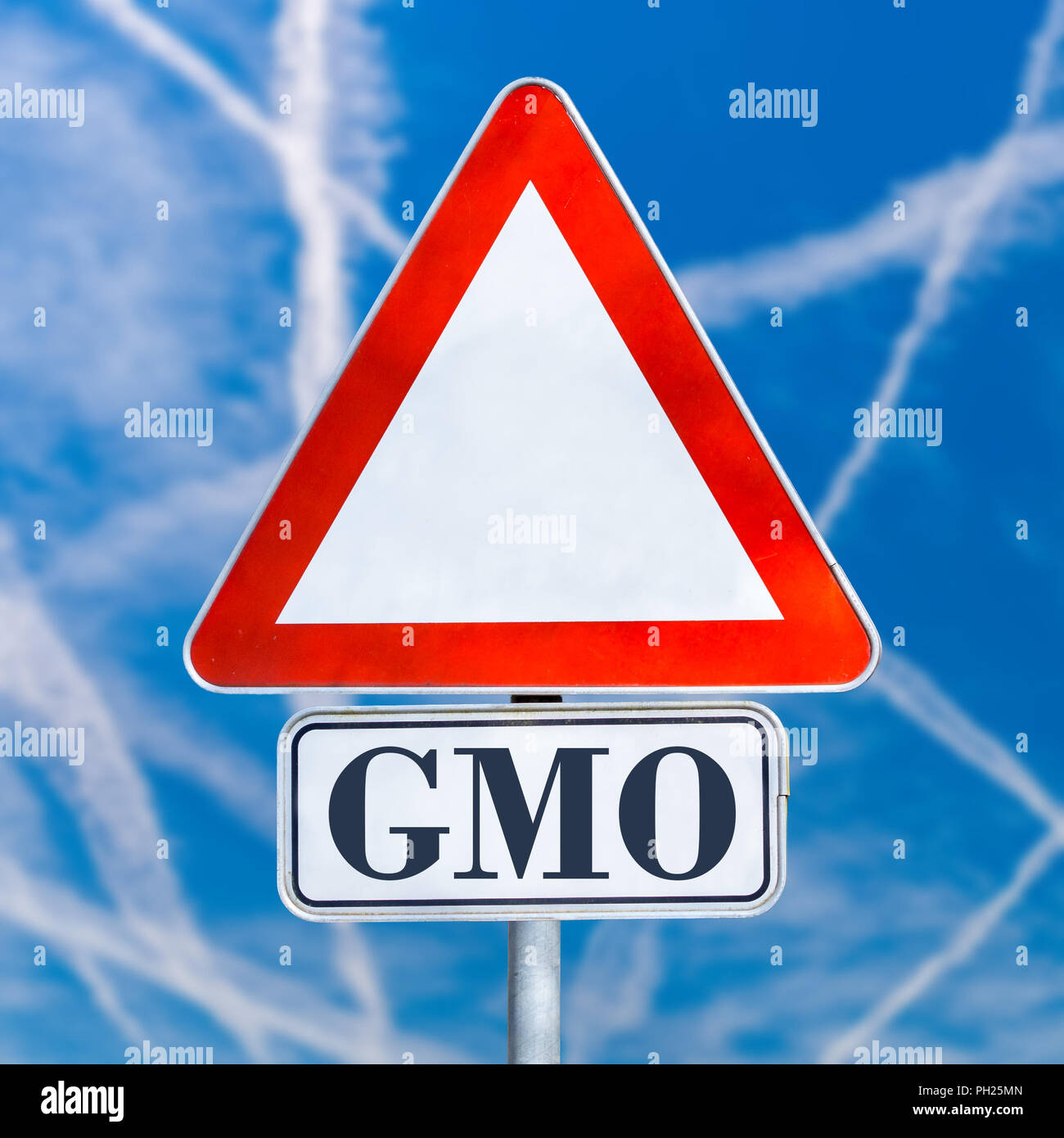 Gvo oder genetisch veränderten Organismus, weiß Dreieckverkehr Warnschild auf einen blauen Himmel mit Jet Kondensstreifen, konzeptionelle Bild. Stockfoto