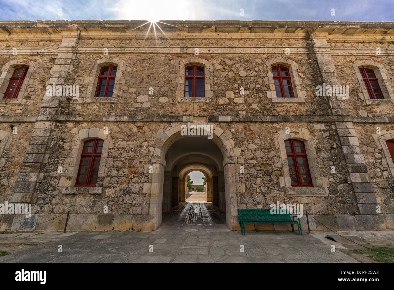 Castillo de San Fernando (Sant Ferran) Haupteingang. Militärische Festung im 18. Jahrhundert erbaut, dem größten geschützten Festung in Europa Stockfoto