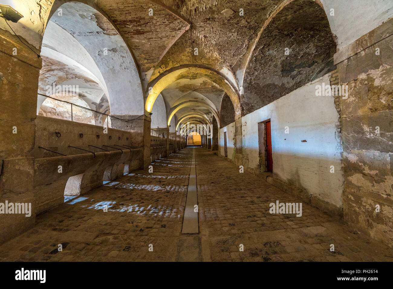 Stallungen des Castillo de San Fernando (Sant Ferran) militärische Festung im 18. Jahrhundert erbaut, dem größten geschützten Festung in Europa Stockfoto