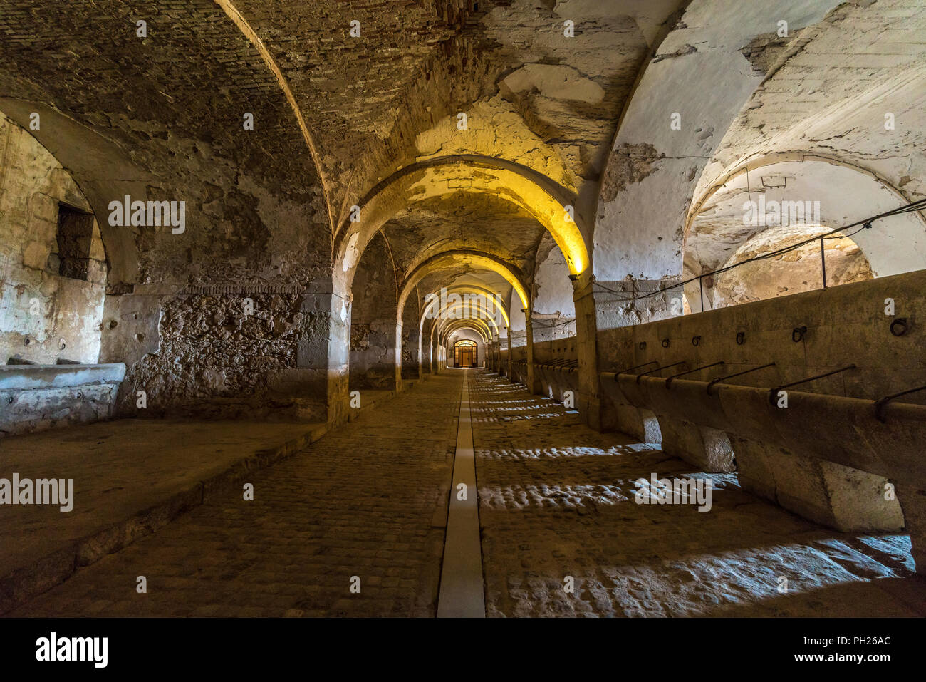 Stallungen des Castillo de San Fernando (Sant Ferran) militärische Festung im 18. Jahrhundert erbaut, dem größten geschützten Festung in Europa Stockfoto