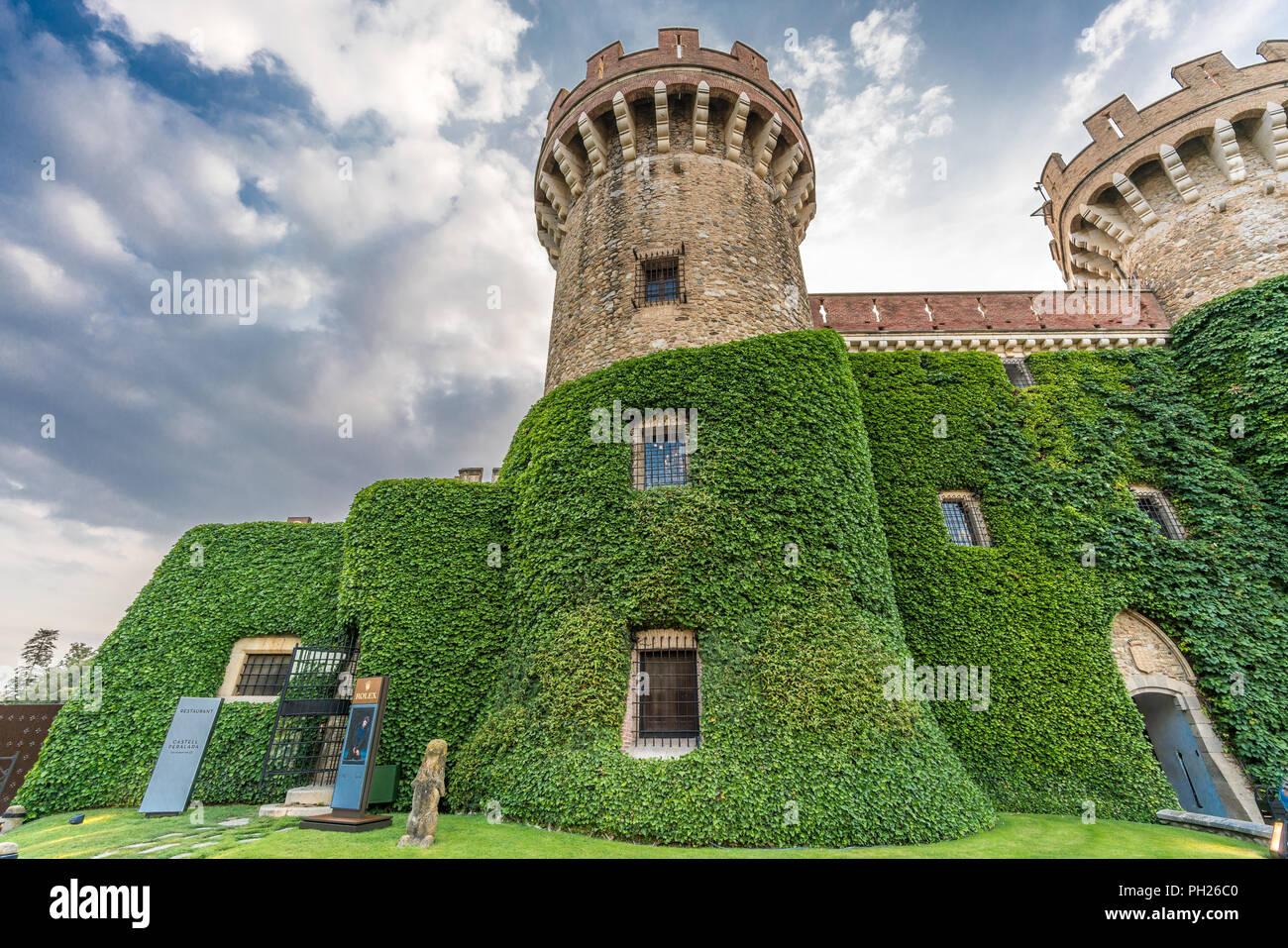 Castell de Peralada Schloss. Sitz der mittelalterlichen Dynastie der Grafen von Peralada. Hält jetzt einen Sommer Festival der klassischen Musik Stockfoto