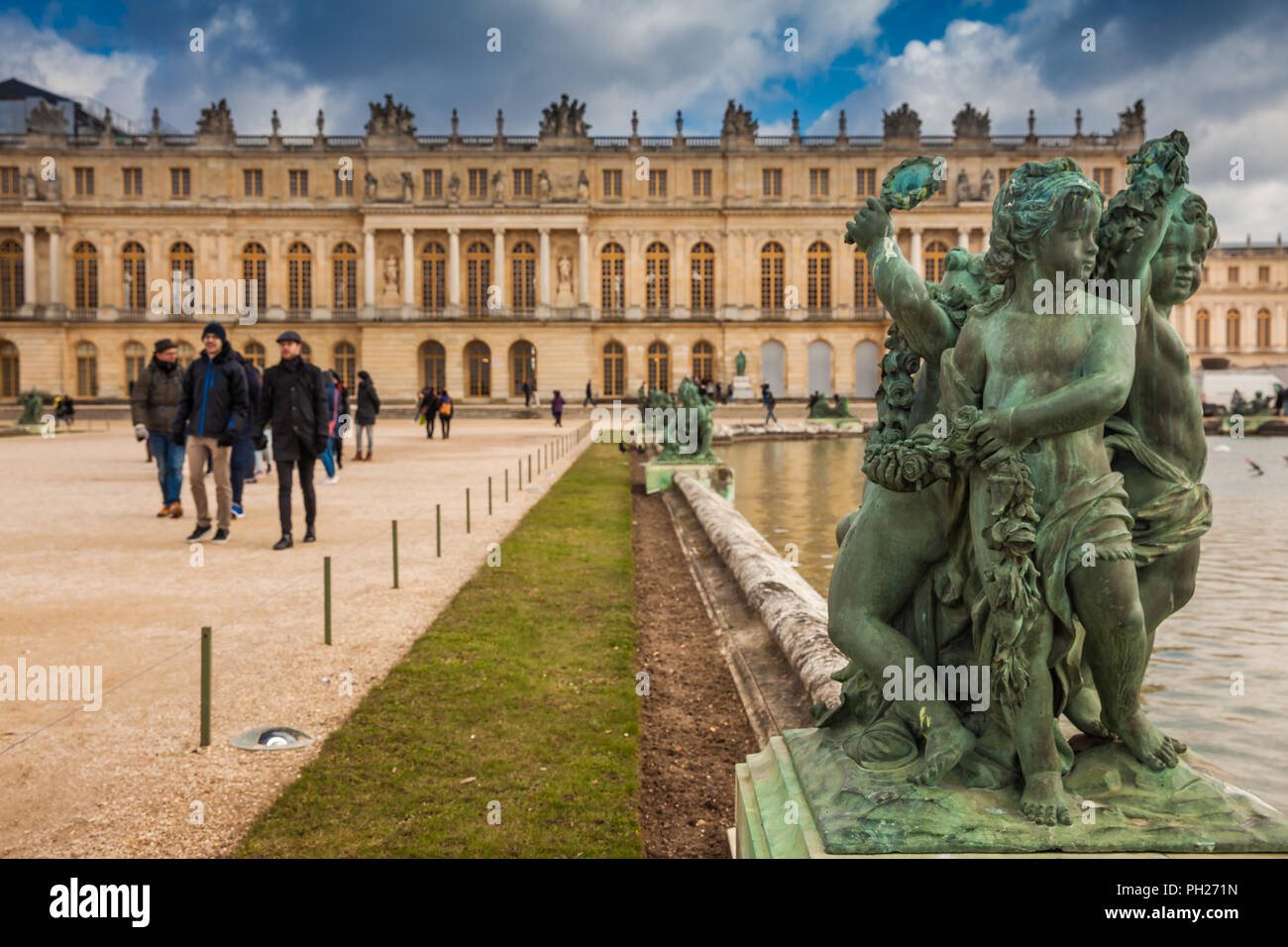 PARIS, Frankreich, März 2018: Garten des Schloss Versailles in einem eiskalten Wintertag kurz vor Frühling Stockfoto