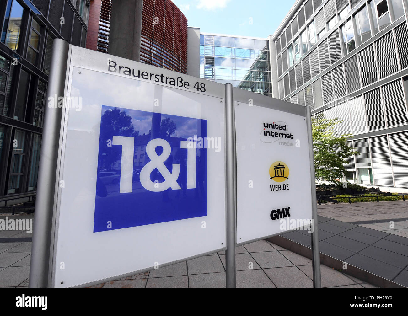 Karlsruhe, Deutschland. 14 Aug, 2018. 14.08.2018, Baden-Württemberg, Karlsruhe: Logos der Internet Service Provider 1&1, WEB.DE, GMX und United Internet Media. Fast 50 Prozent der Deutschen e-mail-Konten, die auf den Servern der 1&1-Rechenzentrum in Karlsruhe gespeichert sind. Credit: Uli Deck / dpa/Alamy leben Nachrichten Stockfoto