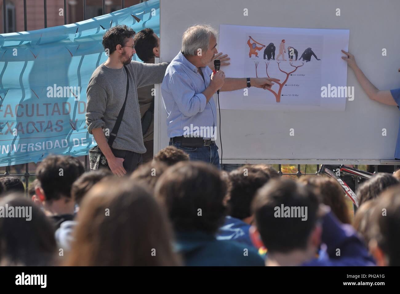 Buenos Aires, Buenos Aires, Argentinien. 29 Aug, 2018. Renommierte Biologe und Lehrer Alberto Kornblihtt hält eine öffentliche Klasse am Platz vor der Präsidentenpalast, als Teil der bundesweiten Proteste fordern eine Erhöhung der Gehälter und der Diskussion Im unteren Haus der Wissenschaft und Technologie Finanzierung Rechnung. Credit: Patricio Murphy/ZUMA Draht/Alamy leben Nachrichten Stockfoto