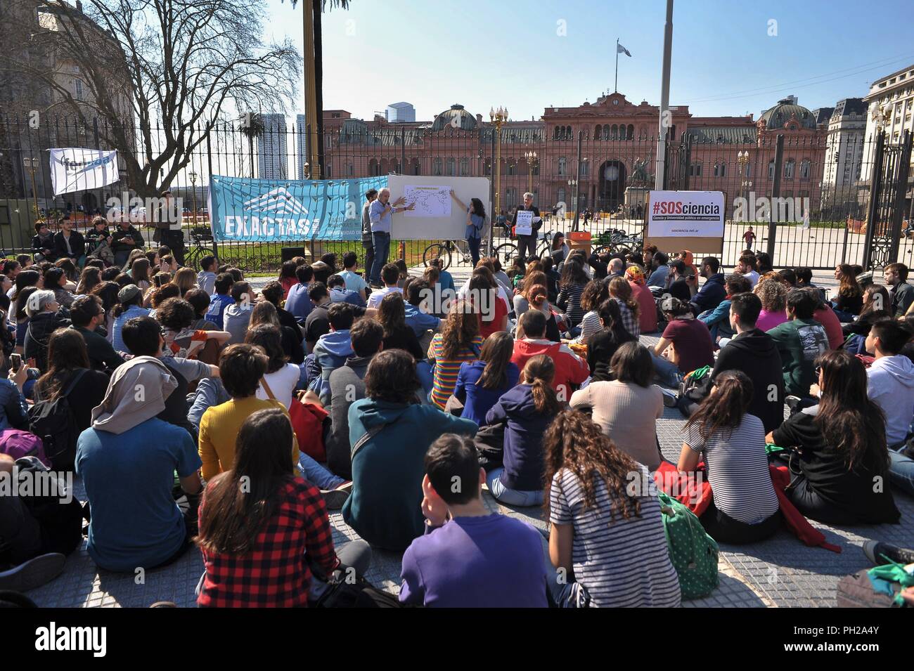 Buenos Aires, Buenos Aires, Argentinien. 29 Aug, 2018. Renommierte Biologe und Lehrer Alberto Kornblihtt hält eine öffentliche Klasse am Platz vor der Präsidentenpalast, als Teil der bundesweiten Proteste fordern eine Erhöhung der Gehälter und der Diskussion Im unteren Haus der Wissenschaft und Technologie Finanzierung Rechnung. Credit: Patricio Murphy/ZUMA Draht/Alamy leben Nachrichten Stockfoto