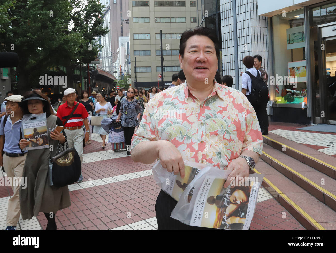 Tokio, Japan. 29 Aug, 2018. Japan Airlines (JAL) Vorsitzender Yoshiharu Ueki liefert Flyer für Fußgänger wie JAL und Hawaiian Airlines haben eine Förderung des Tourismus von Hawaii Insel in Tokio am Mittwoch, 29. August 2018. JAL und Hawaiian Airlines niedergelassen sind, ihre Partnerschaft in diesem Jahr und begann, die Code-share Flug zwischen Japan und Hawaii. Credit: Yoshio Tsunoda/LBA/Alamy leben Nachrichten Stockfoto