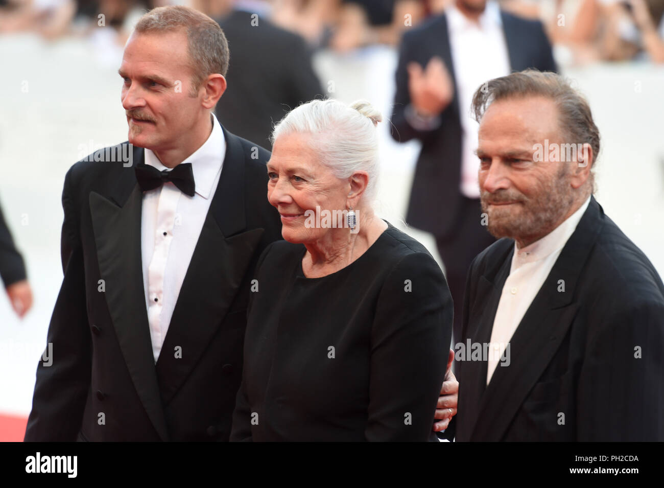 29.08.2018, Italien, Venedig: Carlo Gabriel Nero, (L-R), der Schauspielerin Vanessa Redgrave und der Schauspieler Franco Nero bei der Eröffnung des Lido roter Teppich Filmfestival gesehen werden kann. Der Film Festival findet vom 29. August bis 8. September und wird für die 75. Mal findet in diesem Jahr. Foto: Felix Hörhager/dpa Quelle: dpa Picture alliance/Alamy leben Nachrichten Stockfoto