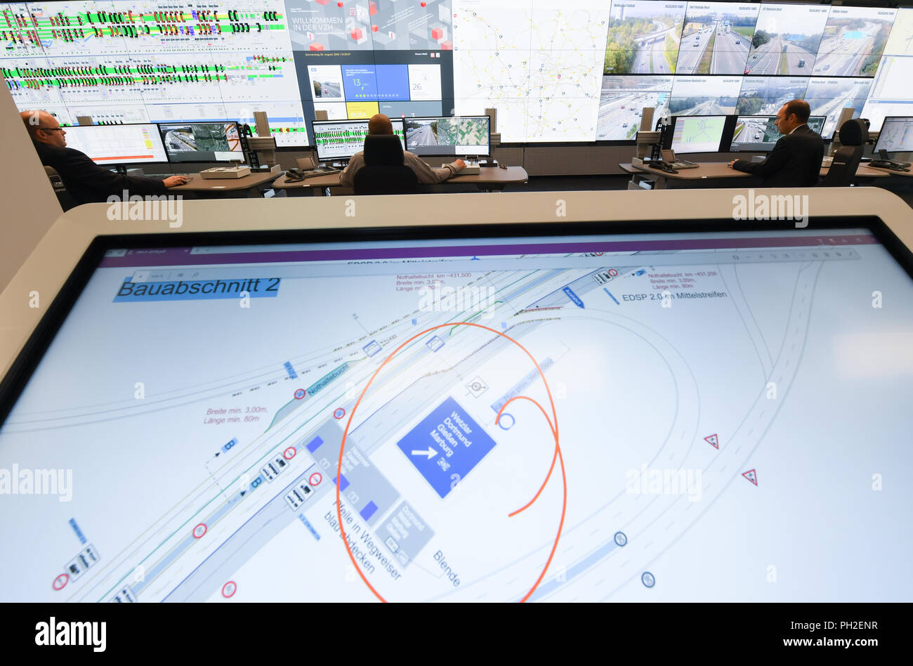 30. August 2018, Frankfurt am Main, Deutschland: Blick in die neue Leitwarte der Hessischen Verkehrszentrale im Haus der Logistik und Mobilität (Holm) am Frankfurter Flughafen. Von seinem neuen Standort, die Hessen Mobil Verkehrsbehörde steuert und lenkt den Verkehr auf den Autobahnen in Echtzeit. Foto: Arne Dedert/dpa Stockfoto