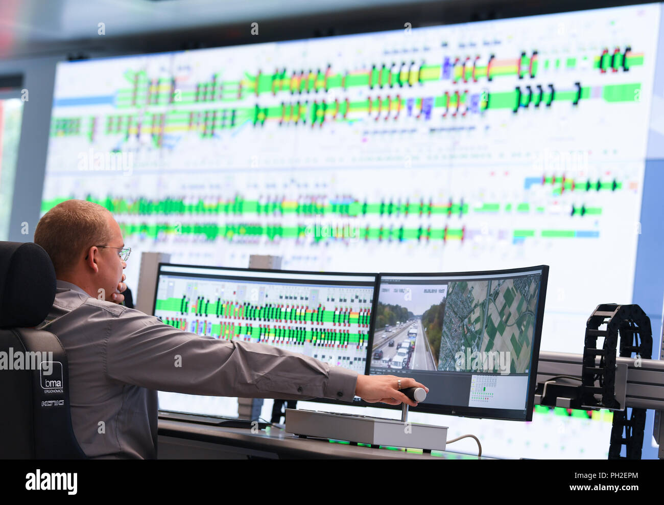 30. August 2018, Frankfurt am Main, Deutschland Betreiber: Thorsten Simmerock beobachtet Monitore an seinem Arbeitsplatz in der neuen Leitwarte der Hessischen Verkehrszentrale im Haus der Logistik und Mobilität (Holm) am Frankfurter Flughafen, auf dem die Route Control Systems visualisiert werden. Von seinem neuen Standort, die Hessen Mobil Verkehrsbehörde steuert und lenkt den Verkehr auf den Autobahnen in Echtzeit. Foto: Arne Dedert/dpa Stockfoto