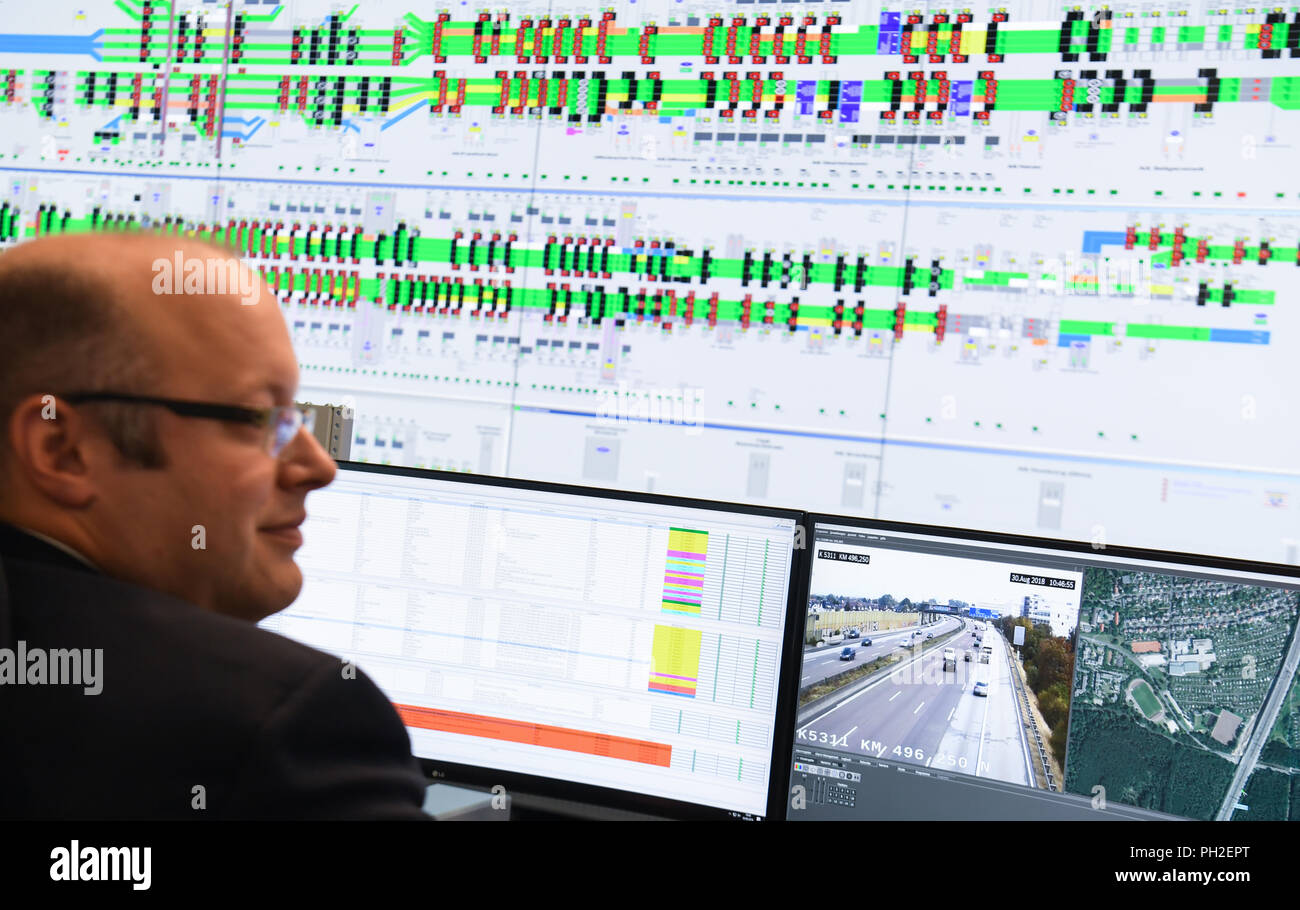 30. August 2018, Frankfurt am Main, Deutschland: Operator Mathias Borrmann stellt Monitore an seinem Arbeitsplatz in der neuen Leitwarte der Hessischen Verkehrszentrale im Haus der Logistik und Mobilität (Holm) am Frankfurter Flughafen, auf dem die Route Control Systems visualisiert werden. Von seinem neuen Standort, die Hessen Mobil Verkehrsbehörde steuert und lenkt den Verkehr auf den Autobahnen in Echtzeit. Foto: Arne Dedert/dpa Stockfoto