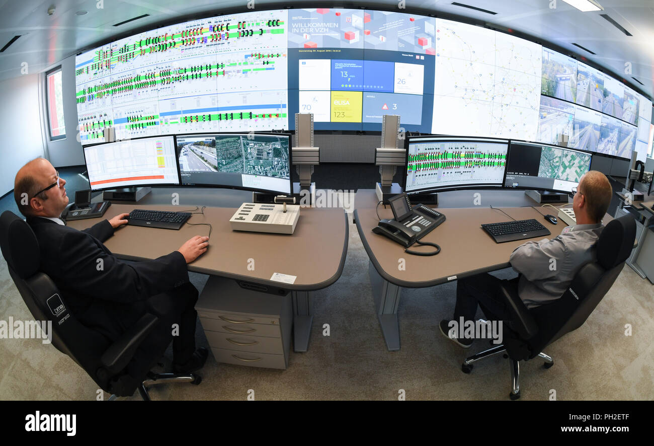 30. August 2018, Frankfurt am Main, Deutschland: Die beiden Operatoren Mathias Borrmann (l) und Thorsten Simmerock beobachten Sie Ihre Monitore an ihren Arbeitsstationen in der neuen Leitwarte der Hessischen Verkehrszentrale im Haus der Logistik und Mobilität (Holm). Von seinem neuen Standort, die Hessen Mobil Verkehrsbehörde steuert und lenkt den Verkehr auf den Autobahnen in Echtzeit. Foto: Arne Dedert/dpa Stockfoto