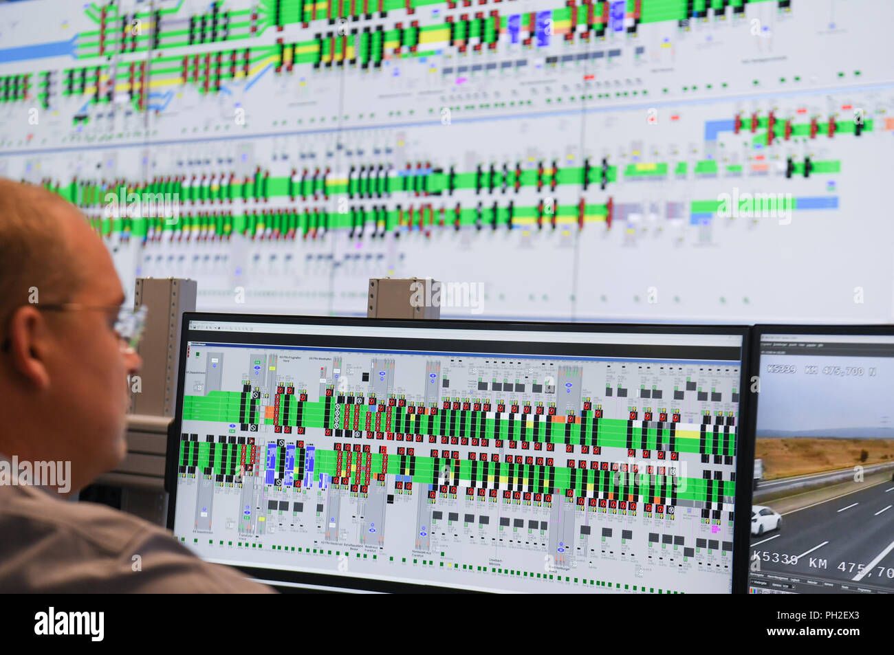 30. August 2018, Frankfurt am Main, Deutschland Betreiber: Thorsten Simmerock beobachtet Monitore an seinem Arbeitsplatz in der neuen Leitwarte der Hessischen Verkehrszentrale im Haus der Logistik und Mobilität (Holm) am Frankfurter Flughafen, auf dem die Route Control Systems visualisiert werden. Von seinem neuen Standort, die Hessen Mobil Verkehrsbehörde steuert und lenkt den Verkehr auf den Autobahnen in Echtzeit. Foto: Arne Dedert/dpa Stockfoto
