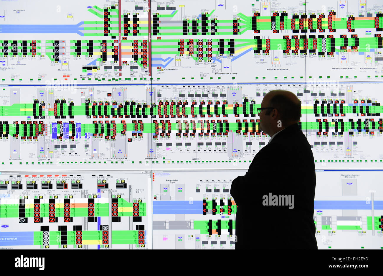 30. August 2018, Frankfurt am Main, Deutschland: Operator Mathias Borrmann steht vor der Monitore in der neuen Leitwarte der Hessischen Verkehrszentrale im Haus der Logistik und Mobilität (Holm) am Frankfurter Flughafen, auf dem die Route Control Systems visualisiert werden. Von seinem neuen Standort, die Hessen Mobil Verkehrsbehörde steuert und lenkt den Verkehr auf den Autobahnen in Echtzeit. Foto: Arne Dedert/dpa Stockfoto