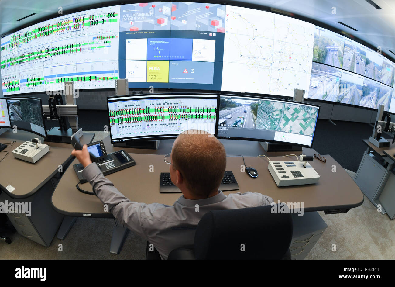 30. August 2018, Frankfurt am Main, Deutschland Betreiber: Thorsten Simmerock beobachtet Monitore an seinem Arbeitsplatz in der neuen Leitwarte der Hessischen Verkehrszentrale im Haus der Logistik und Mobilität (Holm) am Frankfurter Flughafen, auf dem die Route Control Systems visualisiert werden. Von seinem neuen Standort, die Hessen Mobil Verkehrsbehörde steuert und lenkt den Verkehr auf den Autobahnen in Echtzeit. Foto: Arne Dedert/dpa Stockfoto