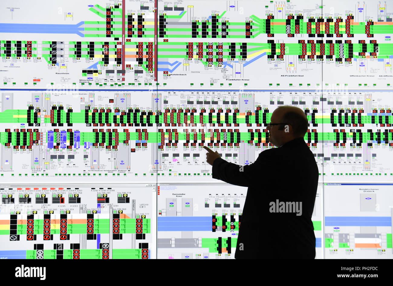 30. August 2018, Frankfurt am Main, Deutschland: Operator Mathias Borrmann steht vor der Monitore in der neuen Leitwarte der Hessischen Verkehrszentrale im Haus der Logistik und Mobilität (Holm) am Frankfurter Flughafen, auf dem die Route Control Systems visualisiert werden. Von seinem neuen Standort, die Hessen Mobil Verkehrsbehörde steuert und lenkt den Verkehr auf den Autobahnen in Echtzeit. Foto: Arne Dedert/dpa Stockfoto